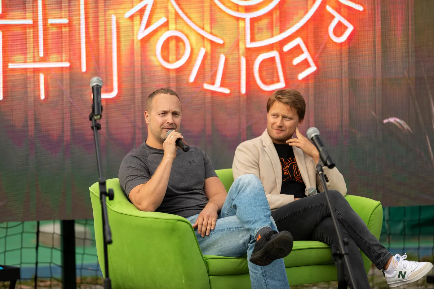 Błażej Kosmowski podczas wystąpienia na scenie